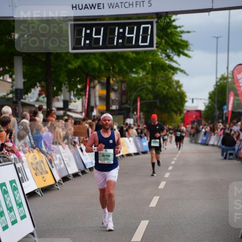 20.09.2026 - PSD Bank Halbmarathon LAZAROV Photography http://msf.ph/oto/10505126 20.09.2026 11:41:40 Ziel 3306, 3743, 4012 meine-sportfotos.de