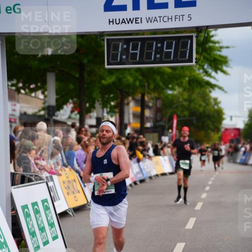 20.09.2026 - PSD Bank Halbmarathon LAZAROV Photography http://msf.ph/oto/10505144 20.09.2026 11:41:41 Ziel 3306, 3743, 4012 meine-sportfotos.de