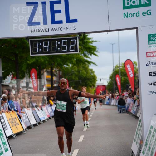 20.09.2026 - PSD Bank Halbmarathon LAZAROV Photography http://msf.ph/oto/10505198 20.09.2026 11:41:52 Ziel 1583, 1803, 4012, 4353 meine-sportfotos.de