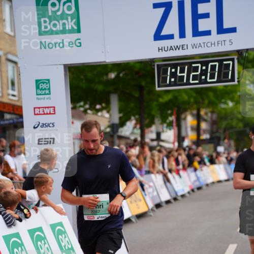 20.09.2026 - PSD Bank Halbmarathon LAZAROV Photography http://msf.ph/oto/10505347 20.09.2026 11:42:07 Ziel 1852, 2069, 2267, 2981, 3608, 4654 meine-sportfotos.de
