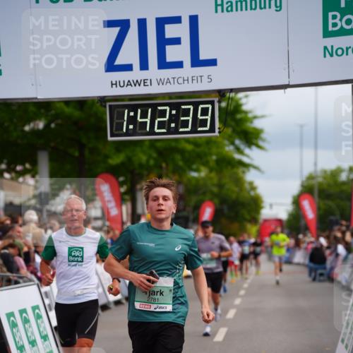 20.09.2026 - PSD Bank Halbmarathon LAZAROV Photography http://msf.ph/oto/10505569 20.09.2026 11:42:38 Ziel 1336, 2781, 4251, 4288 meine-sportfotos.de