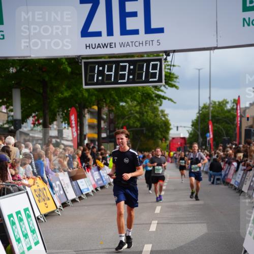 20.09.2026 - PSD Bank Halbmarathon LAZAROV Photography http://msf.ph/oto/10505783 20.09.2026 11:43:18 Ziel 4532 meine-sportfotos.de