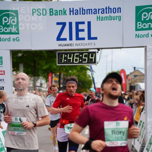 20.09.2026 - PSD Bank Halbmarathon LAZAROV Photography http://msf.ph/oto/10508412 20.09.2026 11:46:54 Ziel 1527, 1557, 1561, 1810, 1876, 2090, 2659, 2773, 3424, 4001, 4247, 4249, 4566, 4639 meine-sportfotos.de