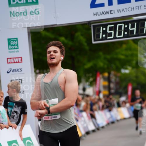 20.09.2026 - PSD Bank Halbmarathon LAZAROV Photography http://msf.ph/oto/10512538 20.09.2026 11:50:41 Ziel 2273, 2304, 2745 meine-sportfotos.de