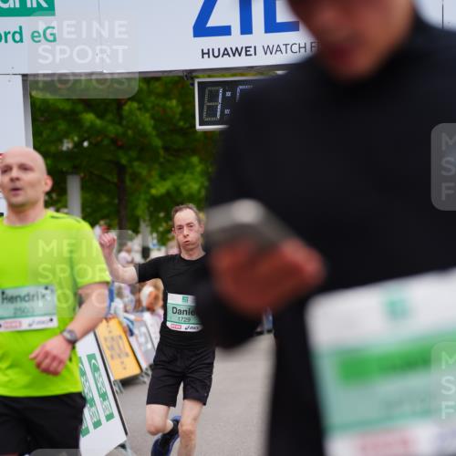 20.09.2026 - PSD Bank Halbmarathon LAZAROV Photography http://msf.ph/oto/10513965 20.09.2026 11:51:56 Ziel 1157, 1169, 1356, 1729, 2503, 2850, 3074, 4031, 4579, 4737 meine-sportfotos.de