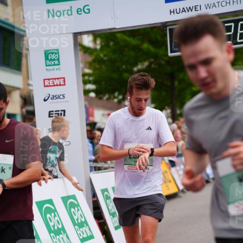 20.09.2026 - PSD Bank Halbmarathon LAZAROV Photography http://msf.ph/oto/10516153 20.09.2026 11:53:26 Ziel 1012, 1046, 1701, 2106, 2270, 2650, 3154, 4386, 4507 meine-sportfotos.de