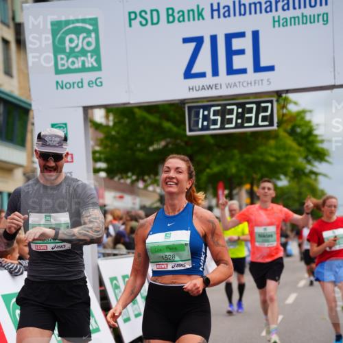 20.09.2026 - PSD Bank Halbmarathon LAZAROV Photography http://msf.ph/oto/10516279 20.09.2026 11:53:32 Ziel 1012, 1528, 2106, 2270, 2350, 3154, 3376, 3678, 3867, 4025 meine-sportfotos.de