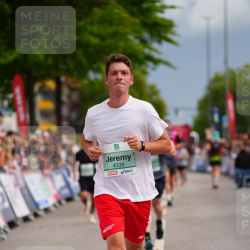 20.09.2026 - PSD Bank Halbmarathon LAZAROV Photography http://msf.ph/oto/10518132 20.09.2026 11:55:36 Ziel 3028, 3091, 3898, 4039 meine-sportfotos.de