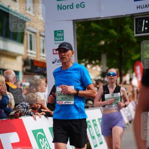 20.09.2026 - PSD Bank Halbmarathon LAZAROV Photography http://msf.ph/oto/10519961 20.09.2026 11:57:52 Ziel 1052, 1301, 1711, 1761, 2052, 2092, 2253, 2540, 2846, 3374, 3624, 3762, 3935 meine-sportfotos.de