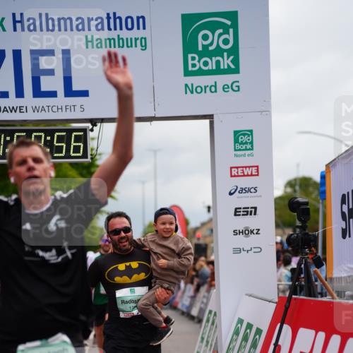 20.09.2026 - PSD Bank Halbmarathon LAZAROV Photography http://msf.ph/oto/10520445 20.09.2026 11:58:56 Ziel 1035, 1251, 1304, 1936, 2290, 3447, 3598, 3718, 3810, 4029, 4355, 4570, 4572, 4694, 4738 meine-sportfotos.de