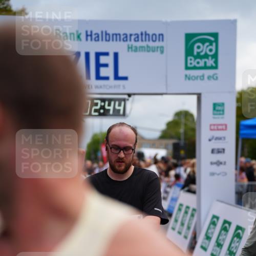 20.09.2026 - PSD Bank Halbmarathon LAZAROV Photography http://msf.ph/oto/10522714 20.09.2026 12:02:43 Ziel 1403, 1586, 1718, 1895, 2084, 2105, 2817, 2818, 3109, 3240, 3310, 3354, 4547, 4565, 4568 meine-sportfotos.de