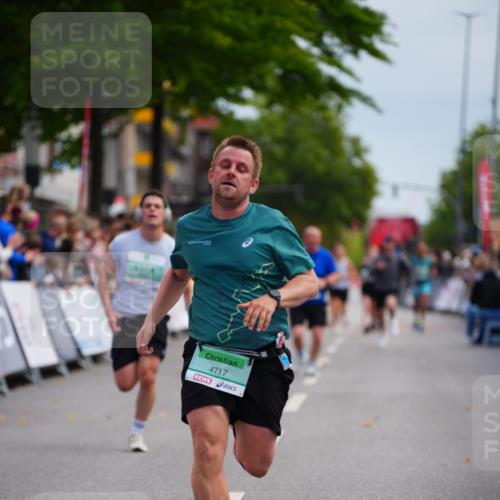 20.09.2026 - PSD Bank Halbmarathon LAZAROV Photography http://msf.ph/oto/10525593 20.09.2026 12:06:29 Ziel 2024, 4647, 4717 meine-sportfotos.de