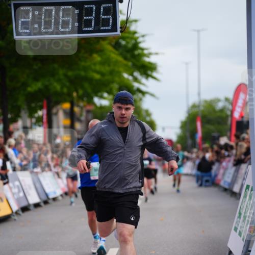 20.09.2026 - PSD Bank Halbmarathon LAZAROV Photography http://msf.ph/oto/10525669 20.09.2026 12:06:35 Ziel 2024, 2684, 4647, 4676, 4717 meine-sportfotos.de