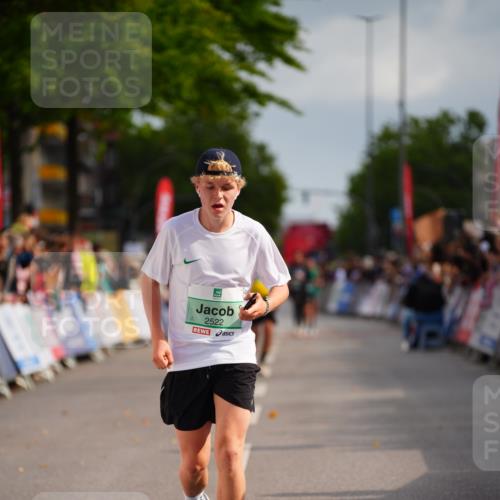 20.09.2026 - PSD Bank Halbmarathon LAZAROV Photography http://msf.ph/oto/10528169 20.09.2026 12:08:45 Ziel 2478, 2522, 4613 meine-sportfotos.de
