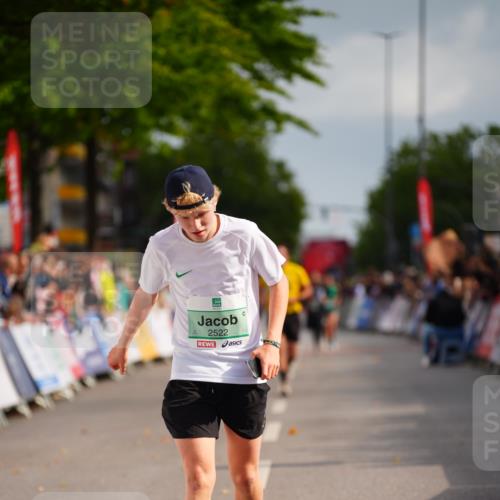 20.09.2026 - PSD Bank Halbmarathon LAZAROV Photography http://msf.ph/oto/10528194 20.09.2026 12:08:45 Ziel 2478, 2522, 4613 meine-sportfotos.de