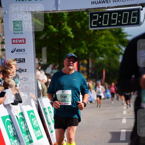 20.09.2026 - PSD Bank Halbmarathon LAZAROV Photography http://msf.ph/oto/10528492 20.09.2026 12:09:05 Ziel 2621, 3279, 3690, 4046 meine-sportfotos.de