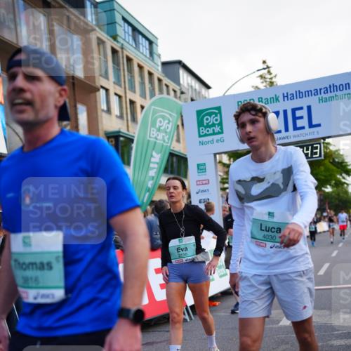 20.09.2026 - PSD Bank Halbmarathon LAZAROV Photography http://msf.ph/oto/10529167 20.09.2026 12:09:43 Ziel 1031, 1167, 2025, 2198, 2526, 3137, 3339, 3816, 4030 meine-sportfotos.de
