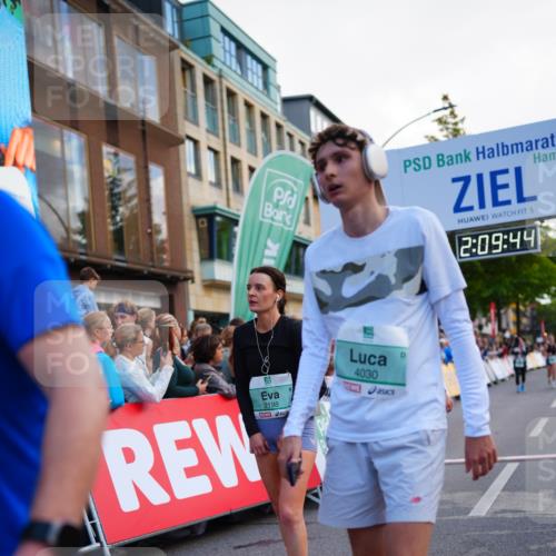 20.09.2026 - PSD Bank Halbmarathon LAZAROV Photography http://msf.ph/oto/10529190 20.09.2026 12:09:43 Ziel 1031, 1167, 2025, 2198, 2526, 3137, 3339, 3816, 4030 meine-sportfotos.de