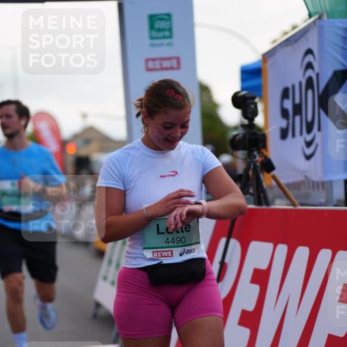 20.09.2026 - PSD Bank Halbmarathon LAZAROV Photography http://msf.ph/oto/10529940 20.09.2026 12:10:17 Ziel 1075, 1076, 1179, 2163, 2826, 2963, 3338, 3742, 3897, 4301, 4490 meine-sportfotos.de