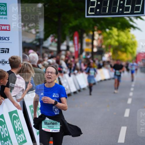 20.09.2026 - PSD Bank Halbmarathon LAZAROV Photography http://msf.ph/oto/10531758 20.09.2026 12:11:53 Ziel 1858, 3094, 3210 meine-sportfotos.de