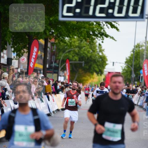 20.09.2026 - PSD Bank Halbmarathon LAZAROV Photography http://msf.ph/oto/10531808 20.09.2026 12:12:00 Ziel 1858, 3017, 4375 meine-sportfotos.de