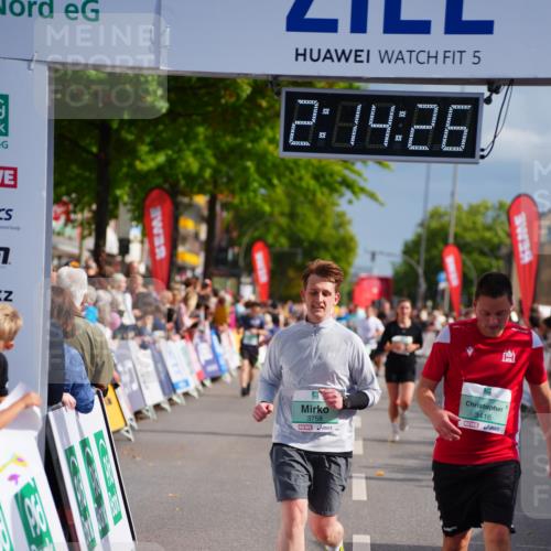 20.09.2026 - PSD Bank Halbmarathon LAZAROV Photography http://msf.ph/oto/10533908 20.09.2026 12:14:26 Ziel 1848, 3416, 3758 meine-sportfotos.de