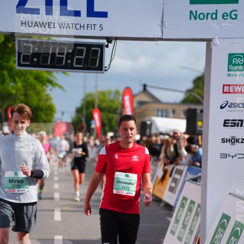 20.09.2026 - PSD Bank Halbmarathon LAZAROV Photography http://msf.ph/oto/10533917 20.09.2026 12:14:26 Ziel 1848, 3416, 3758 meine-sportfotos.de