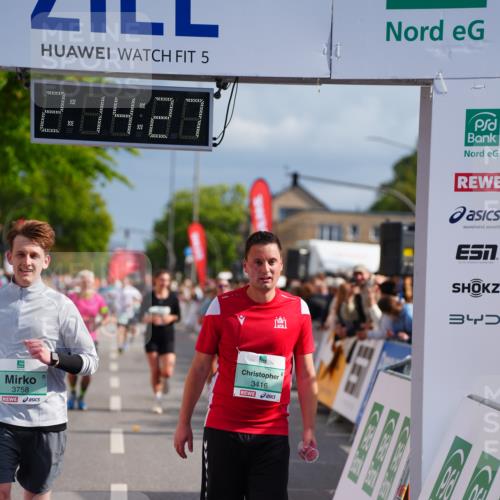 20.09.2026 - PSD Bank Halbmarathon LAZAROV Photography http://msf.ph/oto/10533924 20.09.2026 12:14:26 Ziel 1848, 3416, 3758 meine-sportfotos.de