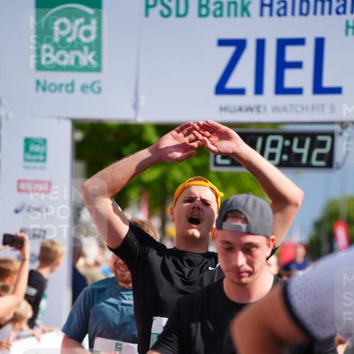20.09.2026 - PSD Bank Halbmarathon LAZAROV Photography http://msf.ph/oto/10536739 20.09.2026 12:18:41 Ziel 1011, 1270, 1424, 1425, 2121, 2137, 2413, 2628, 2867, 3084, 3409, 3540, 3806, 3875, 4159 meine-sportfotos.de