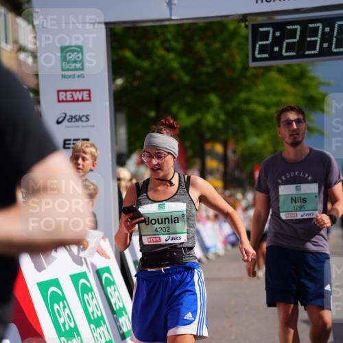 20.09.2026 - PSD Bank Halbmarathon LAZAROV Photography http://msf.ph/oto/10539854 20.09.2026 12:23:09 Ziel 1295, 1378, 2337, 4202 meine-sportfotos.de