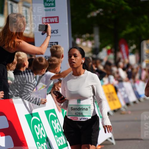 20.09.2026 - PSD Bank Halbmarathon LAZAROV Photography http://msf.ph/oto/10539976 20.09.2026 12:23:15 Ziel 1295, 2337, 2746, 2916, 4202, 4271, 4284 meine-sportfotos.de