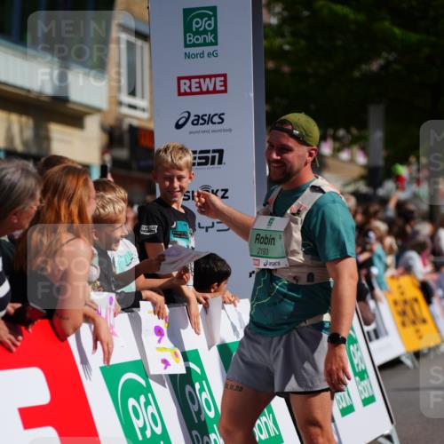 20.09.2026 - PSD Bank Halbmarathon LAZAROV Photography http://msf.ph/oto/10540366 20.09.2026 12:23:41 Ziel 1884, 1917, 1918, 2384, 2624, 3595, 3650, 3978, 4517 meine-sportfotos.de