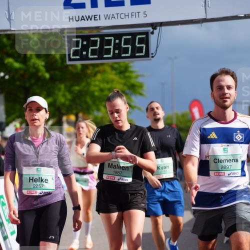 20.09.2026 - PSD Bank Halbmarathon LAZAROV Photography http://msf.ph/oto/10540560 20.09.2026 12:23:55 Ziel 1136, 1513, 1987, 2150, 2257, 2414, 2897 meine-sportfotos.de