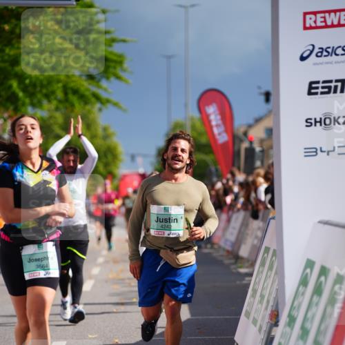 20.09.2026 - PSD Bank Halbmarathon LAZAROV Photography http://msf.ph/oto/10542150 20.09.2026 12:27:50 Ziel 2943, 3564, 4003, 4187, 4242, 4244, 4264 meine-sportfotos.de
