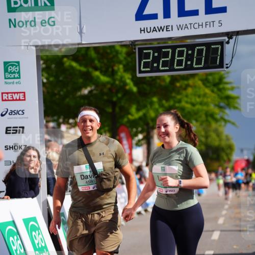 20.09.2026 - PSD Bank Halbmarathon LAZAROV Photography http://msf.ph/oto/10542265 20.09.2026 12:28:06 Ziel 2427, 3594, 3947, 4586, 4587 meine-sportfotos.de