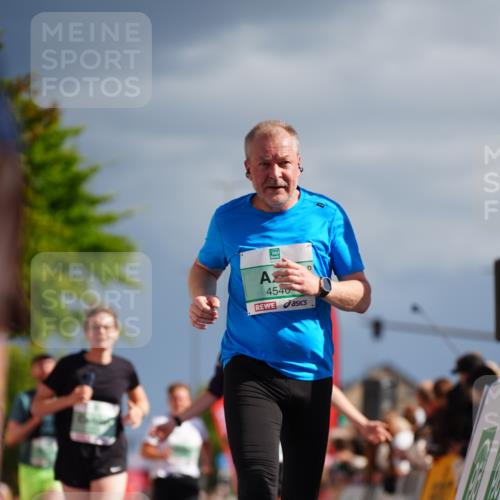20.09.2026 - PSD Bank Halbmarathon LAZAROV Photography http://msf.ph/oto/10542310 20.09.2026 12:28:19 Ziel 1214, 1367, 2717, 4412, 4455, 4540, 4557 meine-sportfotos.de