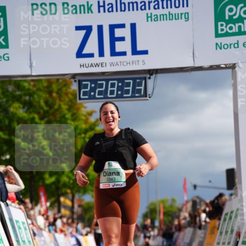 20.09.2026 - PSD Bank Halbmarathon LAZAROV Photography http://msf.ph/oto/10542373 20.09.2026 12:28:33 Ziel 2172, 3343, 3958, 3959 meine-sportfotos.de