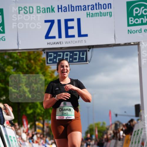 20.09.2026 - PSD Bank Halbmarathon LAZAROV Photography http://msf.ph/oto/10542378 20.09.2026 12:28:33 Ziel 2172, 3343, 3958, 3959 meine-sportfotos.de