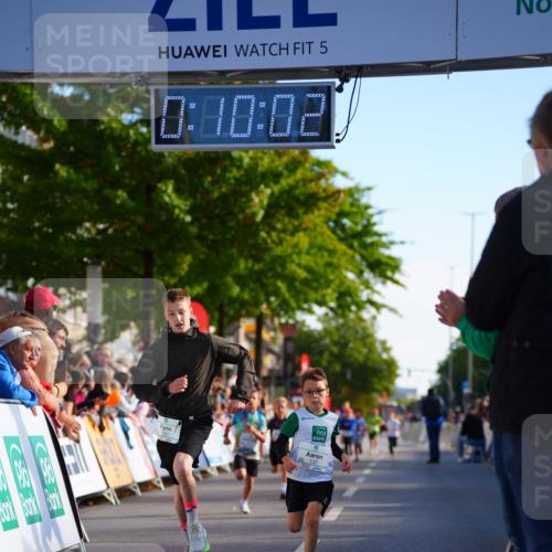 20.09.2026 - PSD Bank Halbmarathon LAZAROV Photography http://msf.ph/oto/10547894 20.09.2026 10:29:26 Ziel 137, 181, 228, 377, 406 meine-sportfotos.de