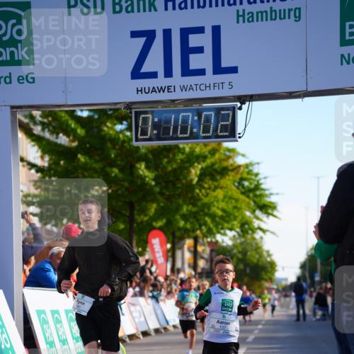 20.09.2026 - PSD Bank Halbmarathon LAZAROV Photography http://msf.ph/oto/10547897 20.09.2026 10:29:26 Ziel 137, 181, 228, 377, 406 meine-sportfotos.de