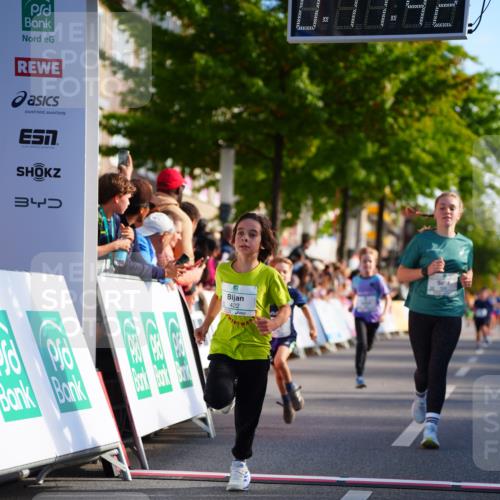 20.09.2026 - PSD Bank Halbmarathon LAZAROV Photography http://msf.ph/oto/10548079 20.09.2026 10:31:06 Ziel 388, 422, 435, 436 meine-sportfotos.de