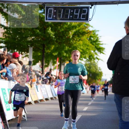 20.09.2026 - PSD Bank Halbmarathon LAZAROV Photography http://msf.ph/oto/10548082 20.09.2026 10:31:07 Ziel 388, 394, 422, 435, 436 meine-sportfotos.de