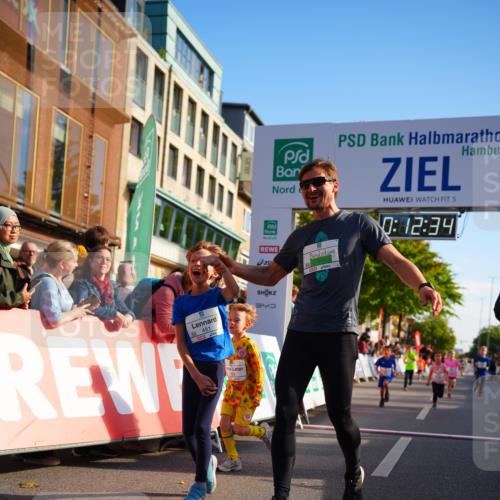 20.09.2026 - PSD Bank Halbmarathon LAZAROV Photography http://msf.ph/oto/10548184 20.09.2026 10:31:58 Ziel 225, 261, 336, 399, 416, 426, 427, 451, 458 meine-sportfotos.de