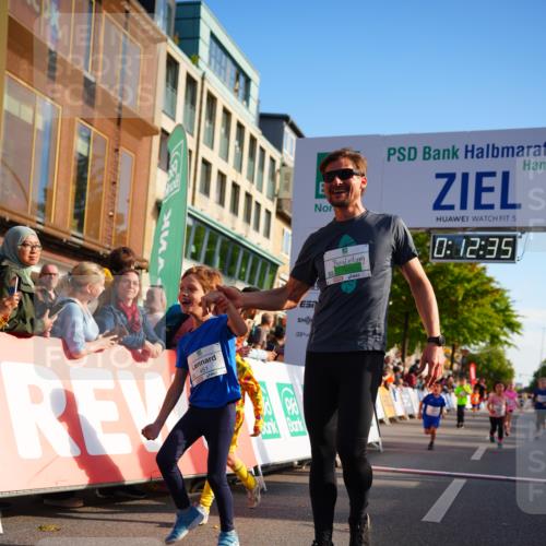 20.09.2026 - PSD Bank Halbmarathon LAZAROV Photography http://msf.ph/oto/10548185 20.09.2026 10:31:59 Ziel 225, 336, 399, 416, 426, 427, 451, 458 meine-sportfotos.de