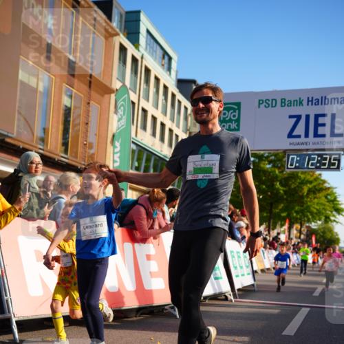 20.09.2026 - PSD Bank Halbmarathon LAZAROV Photography http://msf.ph/oto/10548187 20.09.2026 10:31:59 Ziel 225, 336, 399, 416, 426, 427, 451, 458 meine-sportfotos.de