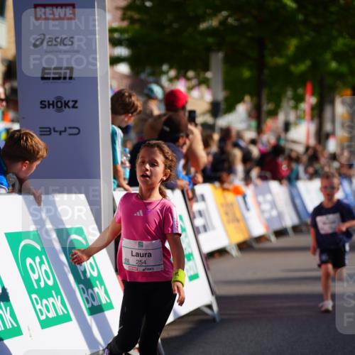 20.09.2026 - PSD Bank Halbmarathon LAZAROV Photography http://msf.ph/oto/10548360 20.09.2026 10:33:33 Ziel 106, 151, 254, 255, 402 meine-sportfotos.de