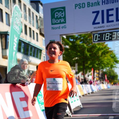 20.09.2026 - PSD Bank Halbmarathon LAZAROV Photography http://msf.ph/oto/10548678 20.09.2026 10:38:03 Ziel 220 meine-sportfotos.de