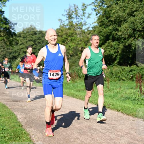 27.09.2026 - 35. Volkslauf durch das schöne Alstertal Dr. Thomas Lammeyer http://msf.ph/oto/10561379 27.09.2026 10:04:34 Laufen 1428, 1429 meine-sportfotos.de