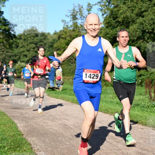 27.09.2026 - 35. Volkslauf durch das schöne Alstertal Dr. Thomas Lammeyer http://msf.ph/oto/10561382 27.09.2026 10:04:34 Laufen 1428, 1429 meine-sportfotos.de