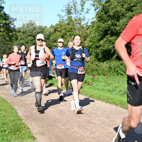 27.09.2026 - 35. Volkslauf durch das schöne Alstertal Dr. Thomas Lammeyer http://msf.ph/oto/10561817 27.09.2026 10:05:53 Laufen 1147, 025, 1035, 1747, 103, 1600 meine-sportfotos.de